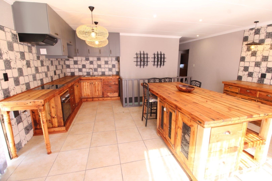 6 Bedroom Property for Sale in Doringkruin North West